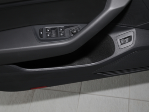 2020款330TSI DSG豪华型 前门储物空间