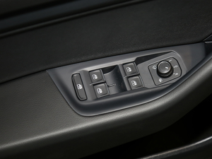 2020款330TSI 华颜版 国VI 主驾车窗控制区	