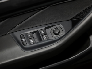 2021款330TSI 猎目版 主驾车窗控制区	