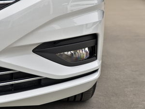 2020款200TSI DSG舒适型 国V 前雾灯