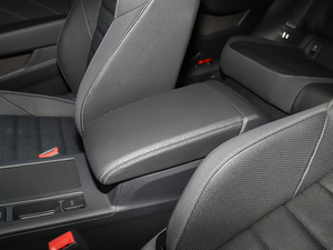 2021款380TSI 耀目版 中央扶手箱