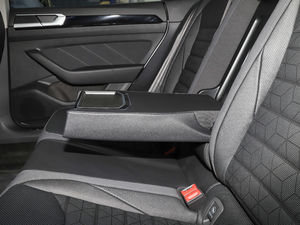 2021款380TSI 耀目版 后排中央扶手