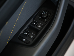 2021款380TSI 夺目版 主驾车窗控制区	