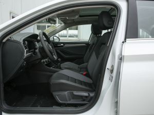 2021款200TSI 手动舒适智联版 前排空间