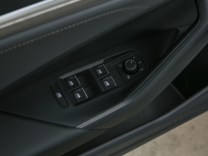 2021款200TSI 手动舒适智联版 主驾车窗控制区	