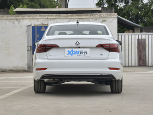 2021款200TSI DSG超越版 正后	