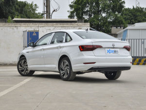 2021款200TSI DSG超越版 左后45度