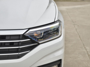 2021款200TSI DSG超越版 大灯