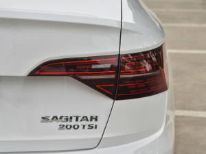 2021款200TSI DSG超越版 尾灯