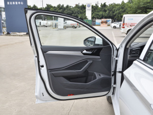 2021款200TSI DSG超越版 驾驶位车门