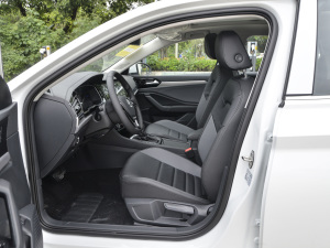 2021款200TSI DSG超越版 前排空间