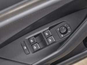 2021款200TSI DSG超越版 主驾车窗控制区	