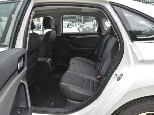 2021款280TSI DSG 30周年纪念版 后排空间