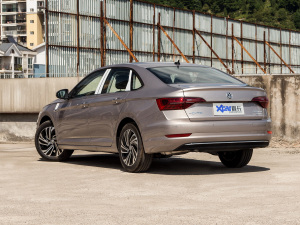 2021款200TSI 手动超越版 左后45度