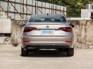 2021款200TSI 手动超越版 正后	