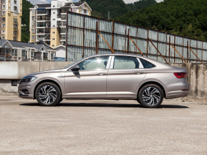 2021款200TSI 手动超越版 正侧（左）