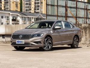 2021款200TSI 手动超越版 左前45度