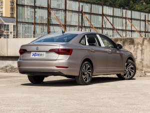 2021款200TSI 手动超越版 右后45度