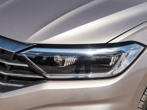 2021款200TSI 手动超越版 大灯