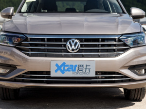 2021款200TSI 手动超越版 中网