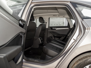 2021款200TSI 手动超越版 后排空间