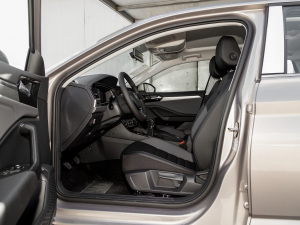 2021款200TSI 手动超越版 前排空间