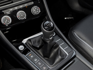 2021款200TSI 手动超越版 换挡杆
