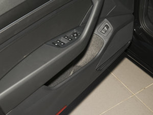 2021款330TSI DSG 30周年纪念版 前门储物空间