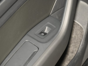 2021款330TSI DSG 30周年纪念版 后排车窗控制区