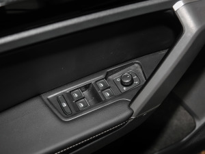 2021380TSI (q)R-Line(lin) {܇ƅ^(q)	