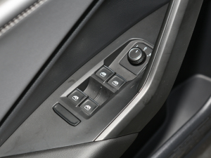 2022款280TSI DSG飞越版 主驾车窗控制区	