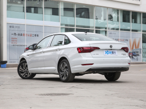 2022款200TSI 手动飞越版 左后45度