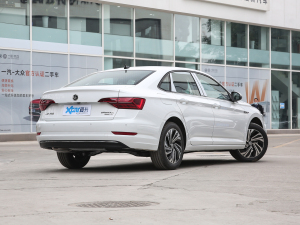 2022款200TSI 手动飞越版 右后45度