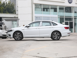 2022款200TSI 手动飞越版 正侧（左）