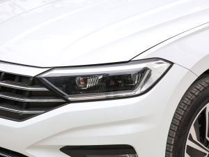 2022款200TSI 手动飞越版 大灯