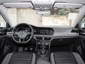 2022款200TSI 手动飞越版 内饰全景