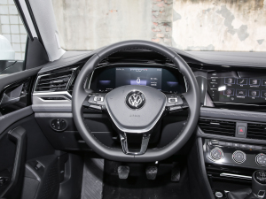 2022款200TSI 手动飞越版 方向盘