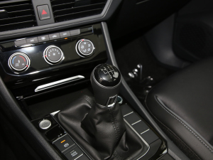 2022款200TSI 手动飞越版 换挡杆