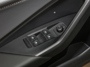 2022款200TSI 手动飞越版 主驾车窗控制区	