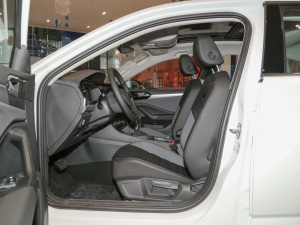 2022款280TSI DSG超越版 前排空间