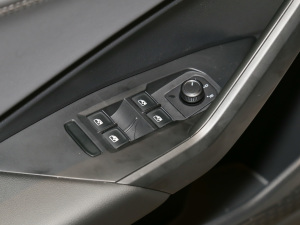2022款280TSI DSG超越版 主驾车窗控制区	