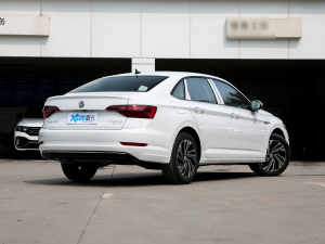 2022款200TSI DSG超越版 右后45度