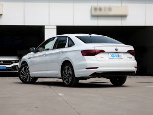 2022款200TSI DSG超越版 左后45度