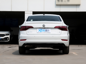 2022款200TSI DSG超越版 正后	