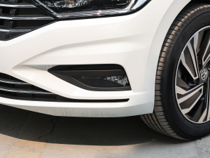 2022款200TSI DSG超越版 前雾灯