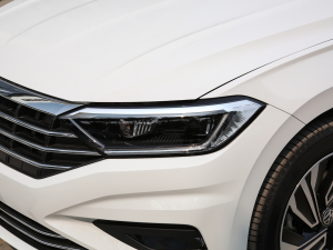 2022款200TSI DSG超越版 大灯