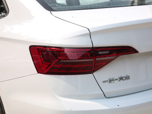 2022款200TSI DSG超越版 尾灯