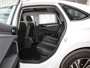 2022款200TSI DSG超越版 后排空间