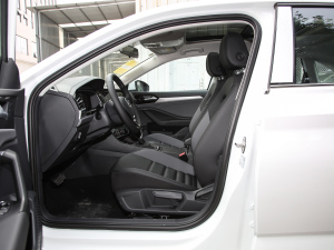 2022款200TSI DSG超越版 前排空间