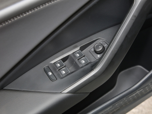 2022款200TSI DSG超越版 主驾车窗控制区	